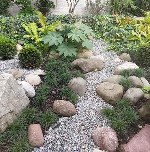 Steinweg bepflanzt - Art japanischer Garten